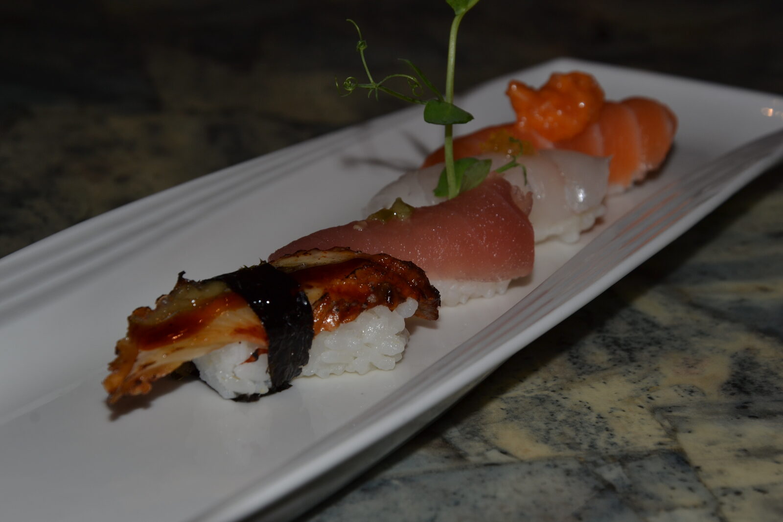 Nigiri di salmone, tonno, scampi e anguilla