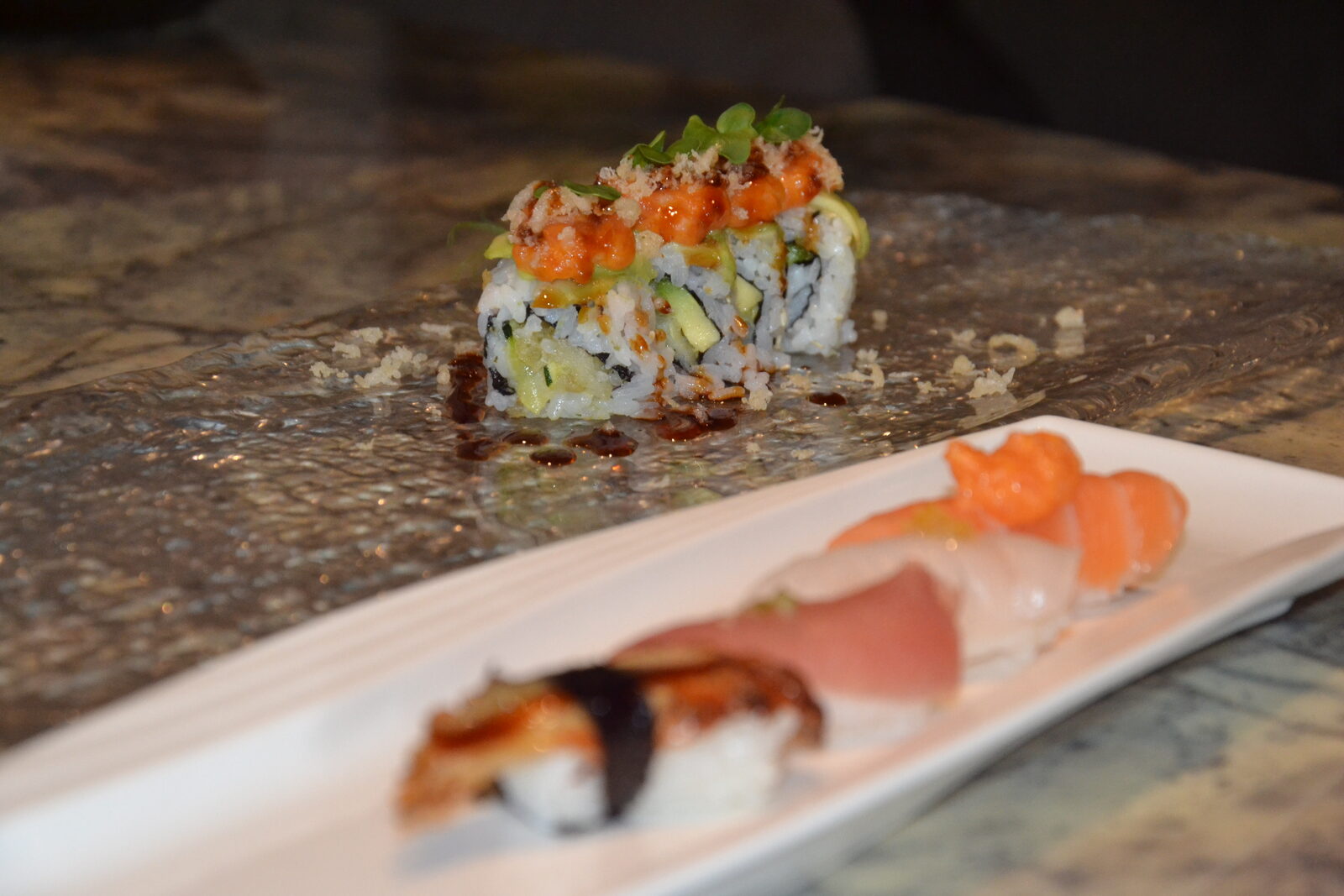Uramaki e sashimi