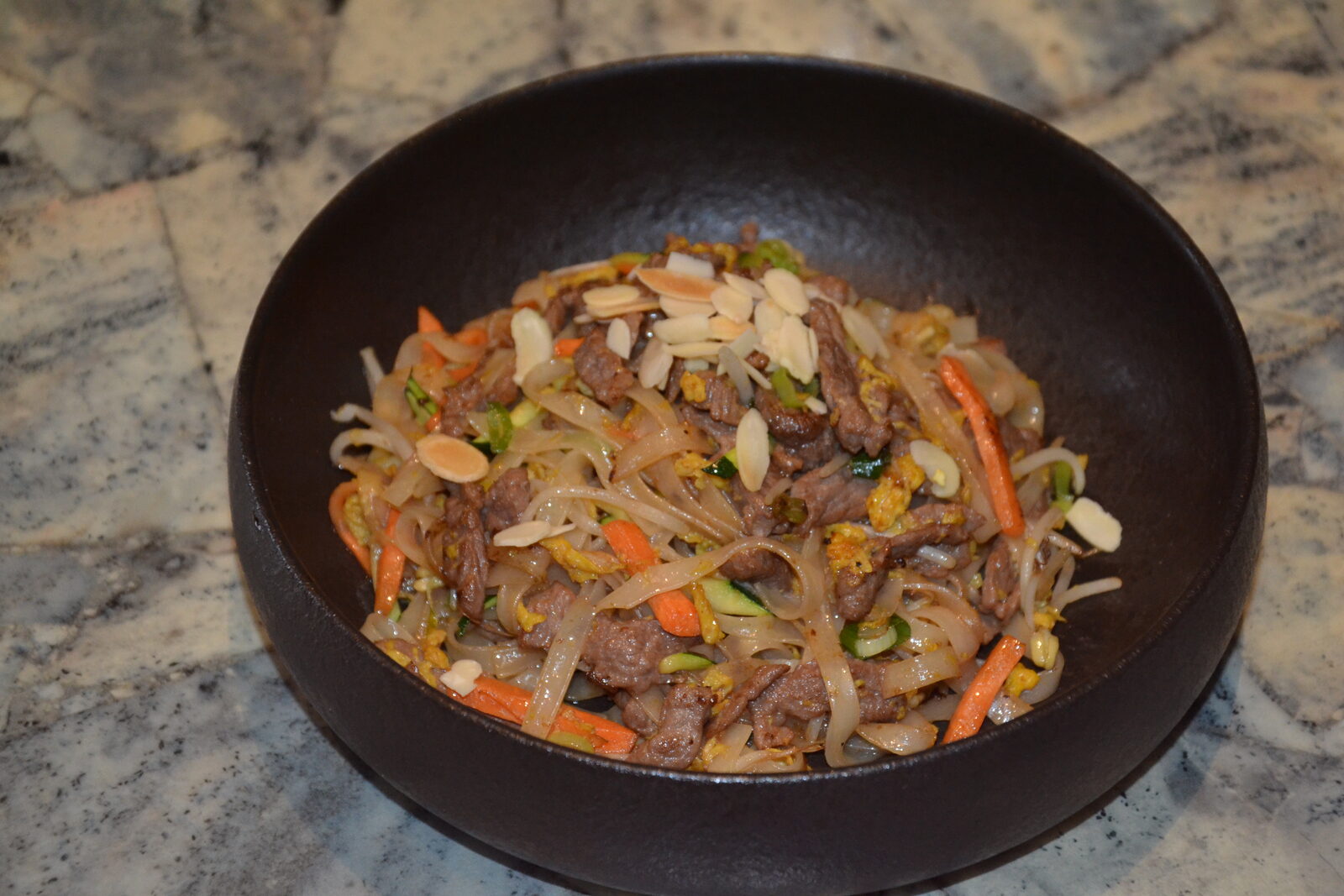 Noodles di riso con manzo e mandorle